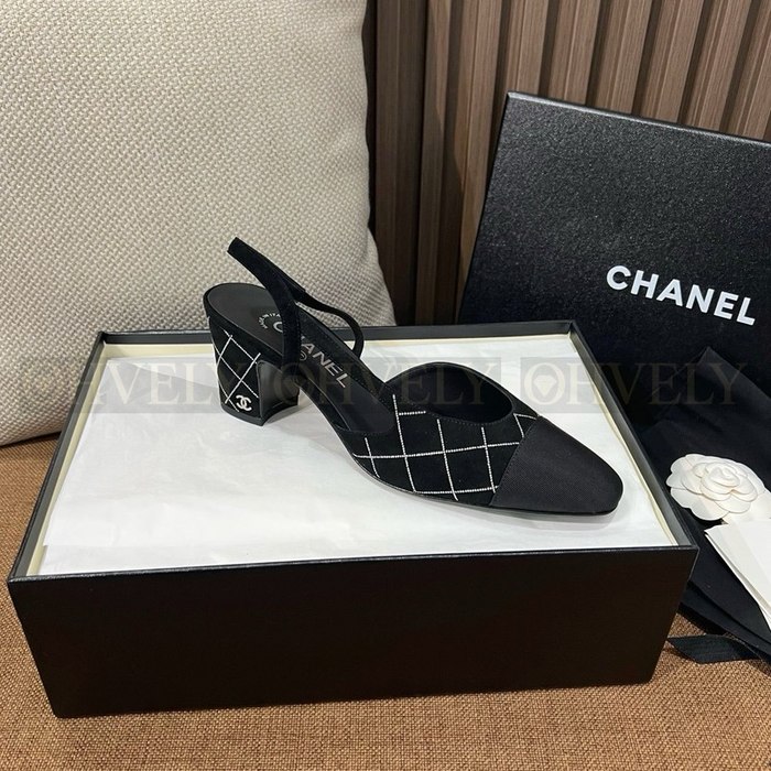 샤넬 스웨이드 통굽 슬링백 미드힐