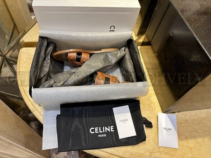 셀린느 트리옹프 뮬 슬리퍼