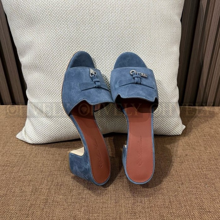 로로피아나 썸머 참스 스웨이드 샌들