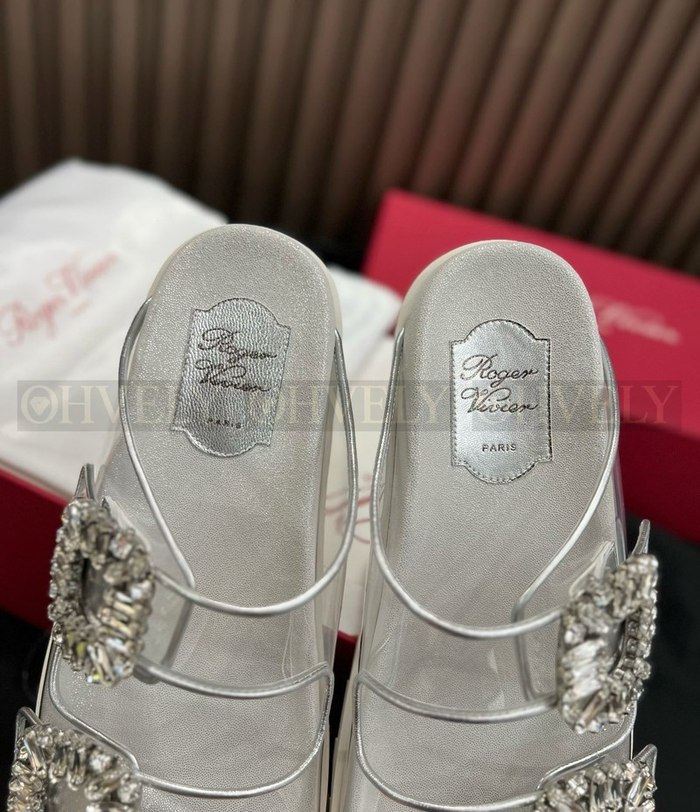 로저비비에 슬라이드 비브 스트라스 버클 샌들