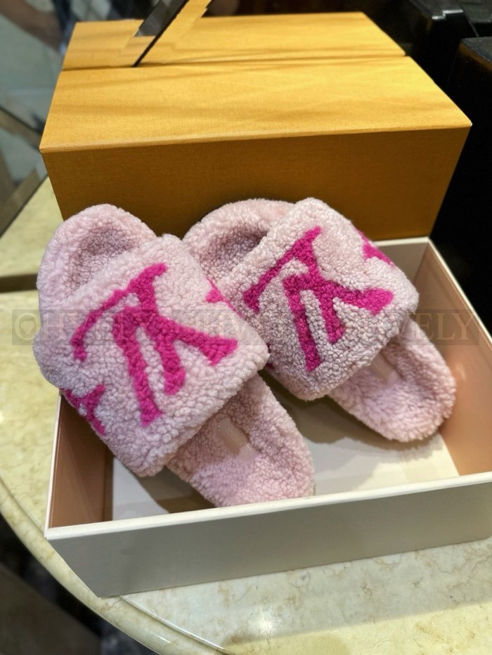 루이비통 파세오 플랫 컴포트 로고 양털 뮬