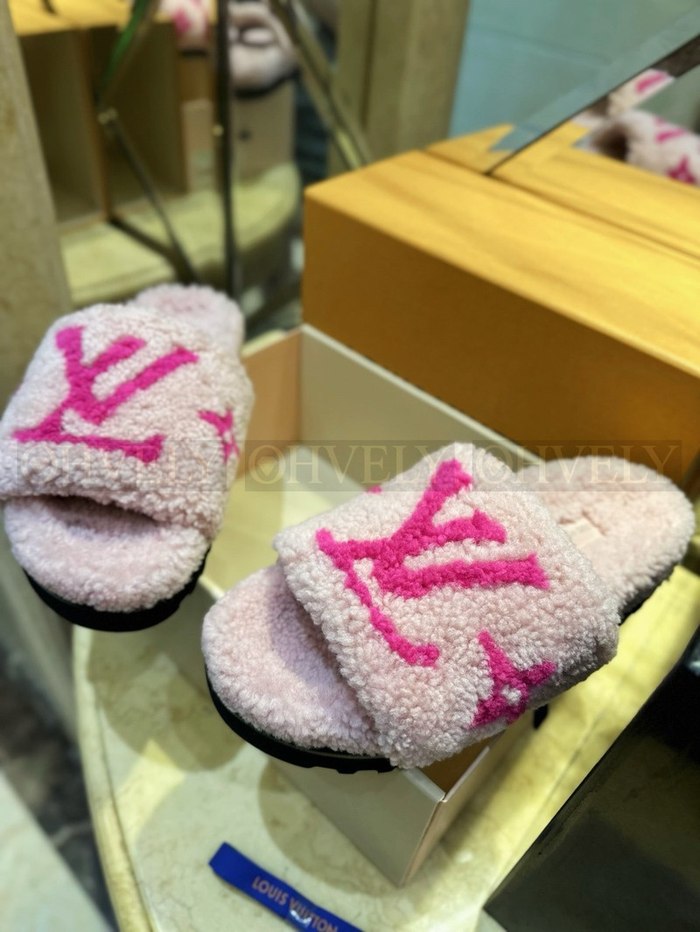 루이비통 파세오 플랫 컴포트 로고 양털 뮬