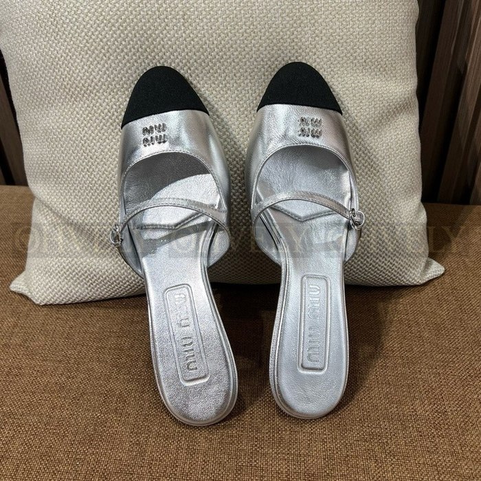 미우미우 투톤 페이던트 레더 뮬