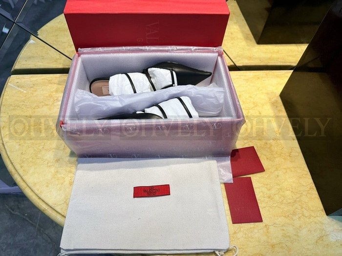 발렌티노 락스터드 위스피 뮬