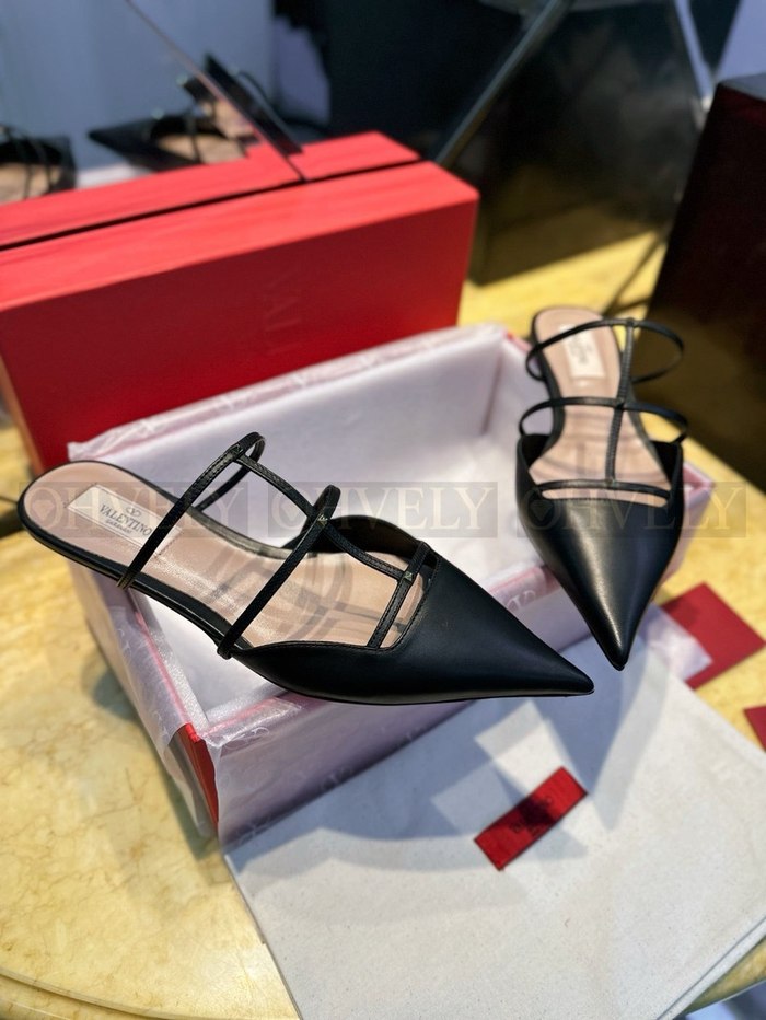 발렌티노 락스터드 위스피 뮬