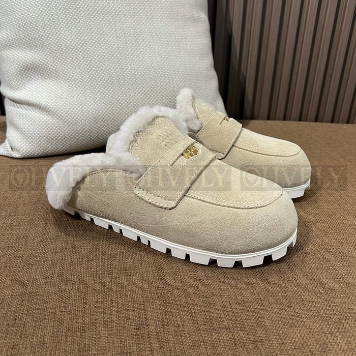 미우미우 스웨이드 뮬