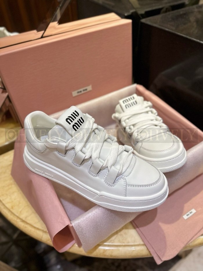 미우미우 레더 스니커즈