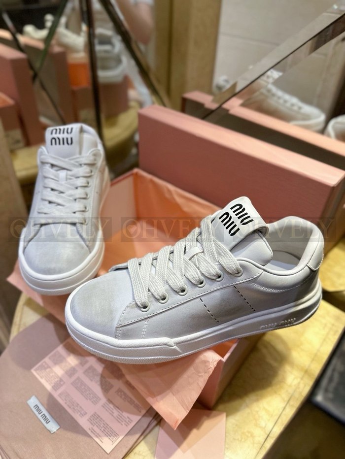 미우미우 블리치드 가죽 스니커즈