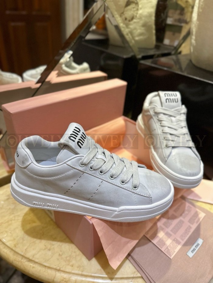 미우미우 블리치드 가죽 스니커즈