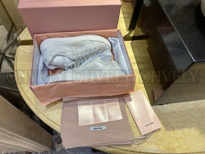 미우미우 블리치드 가죽 스니커즈