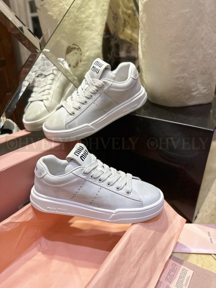 미우미우 블리치드 가죽 스니커즈