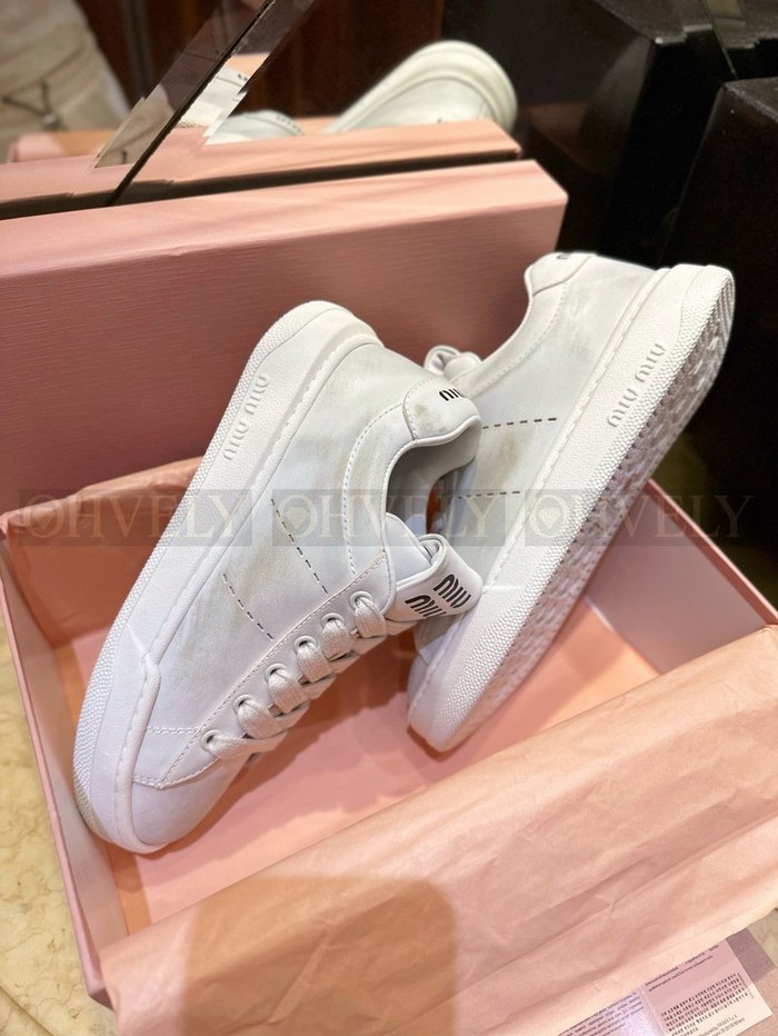 미우미우 블리치드 가죽 스니커즈