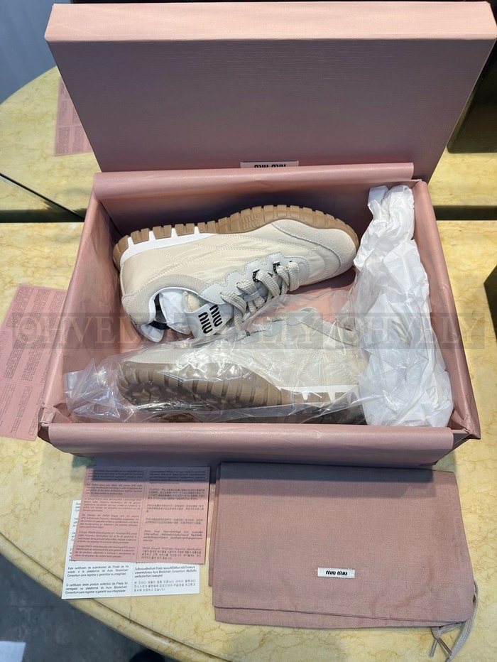 미우미우 타이어 테크니컬 패브릭 스니커즈