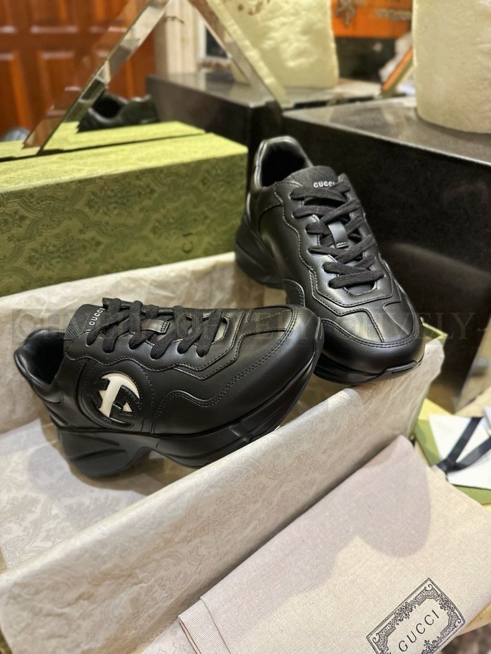 구찌 라이톤 인터로킹 G 스니커즈