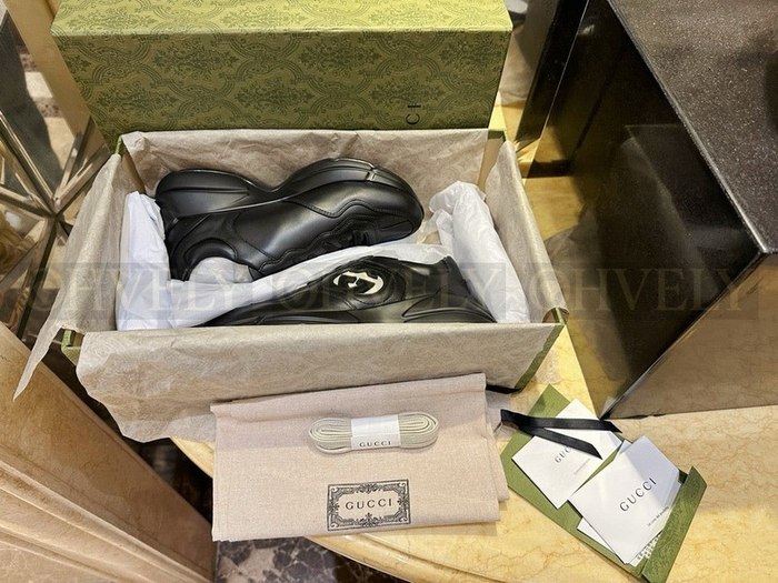 구찌 라이톤 인터로킹 G 스니커즈