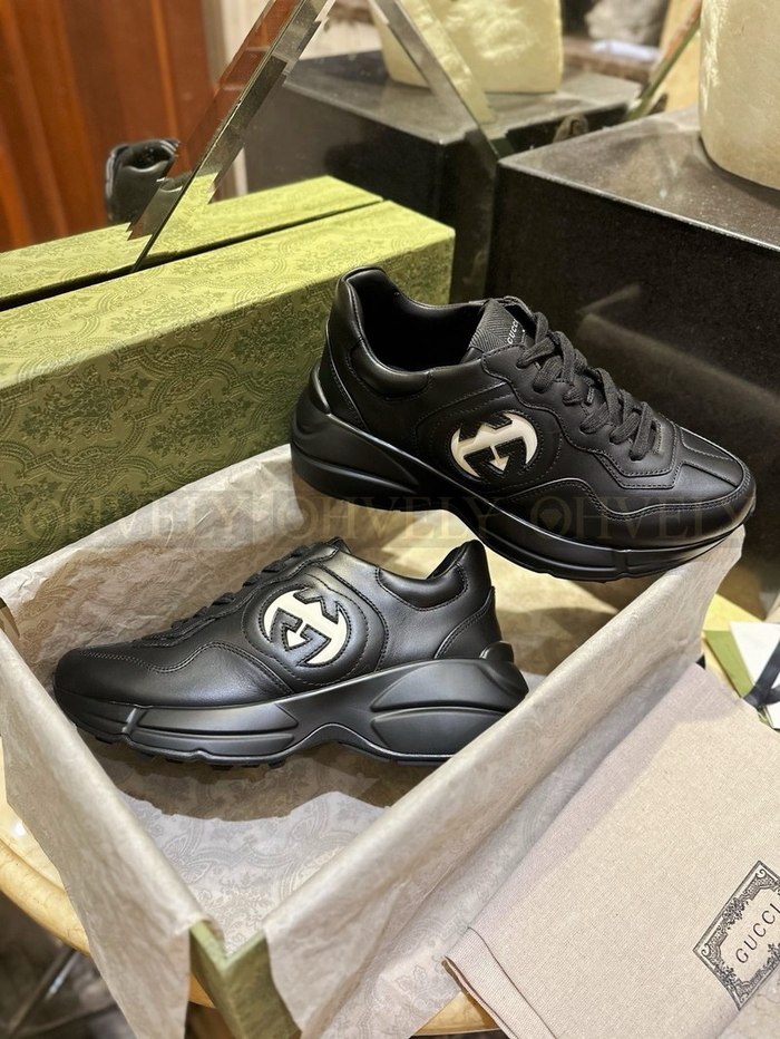구찌 라이톤 인터로킹 G 스니커즈