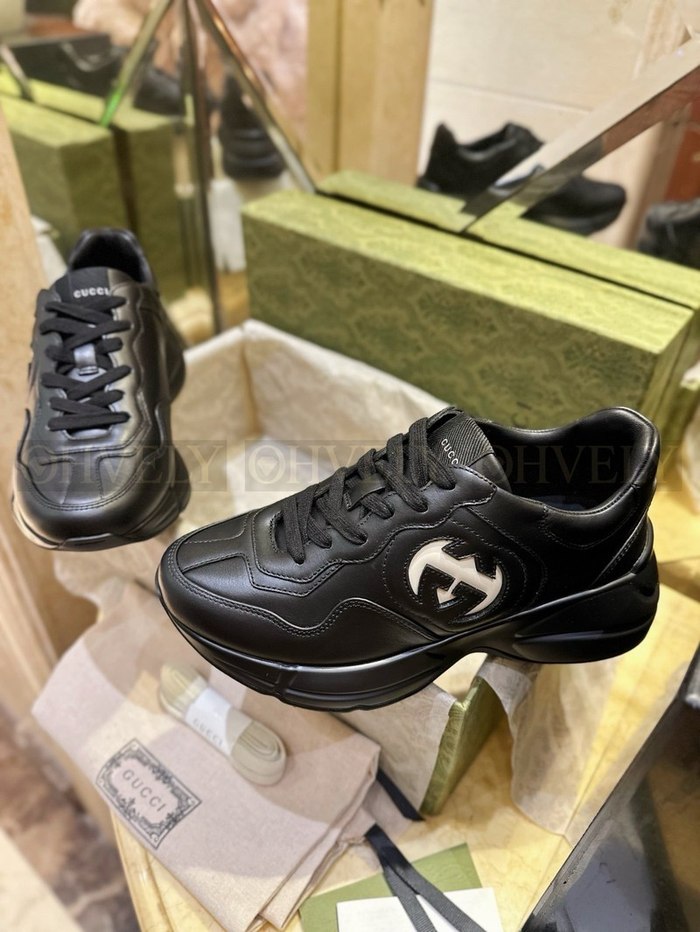 구찌 라이톤 인터로킹 G 스니커즈