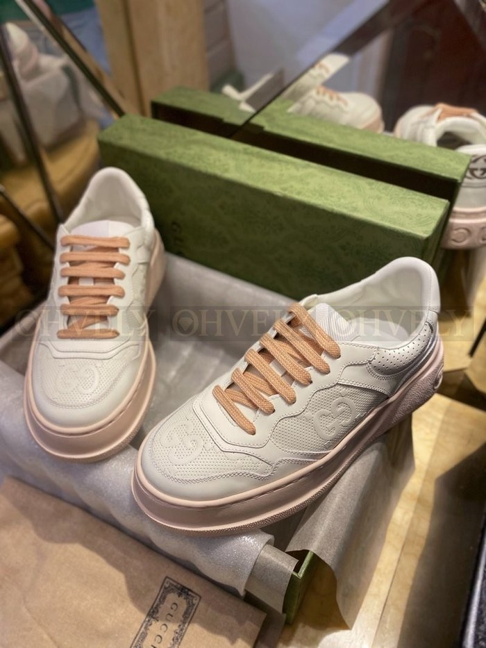 구찌 엠보싱 스니커즈