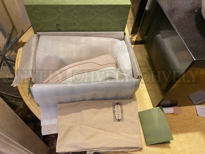 구찌 엠보싱 스니커즈