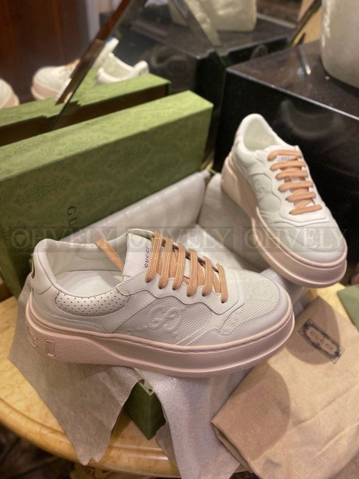 구찌 엠보싱 스니커즈