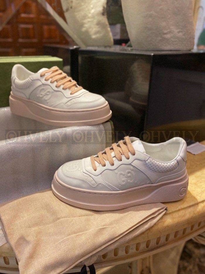 구찌 엠보싱 스니커즈