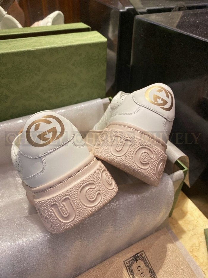 구찌 엠보싱 스니커즈