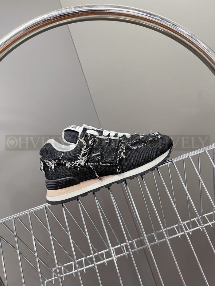 미우미우 X 뉴발란스 574 스니커즈