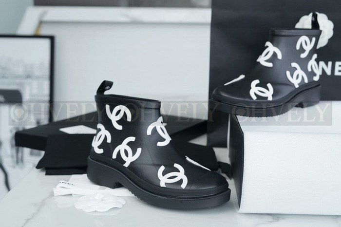 샤넬 로고 앵글 숏 레인부츠