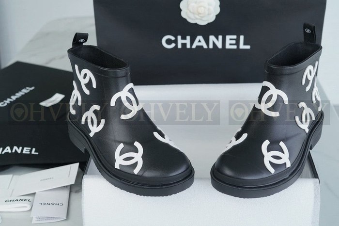 샤넬 로고 앵글 숏 레인부츠