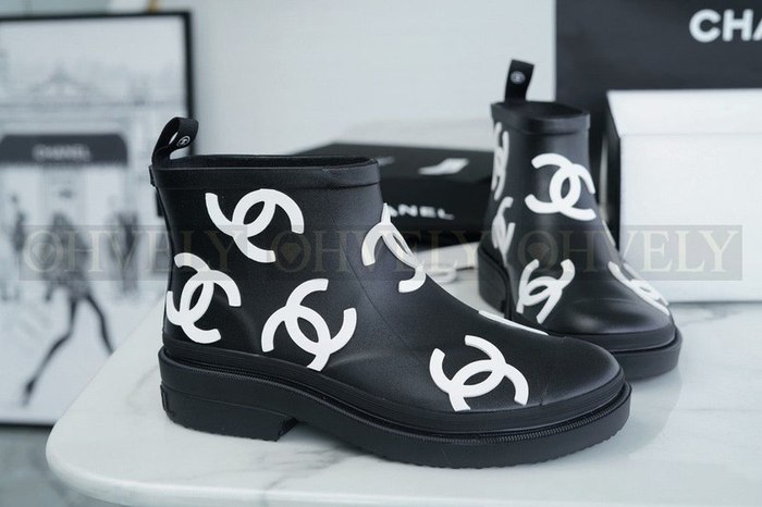 샤넬 로고 앵글 숏 레인부츠