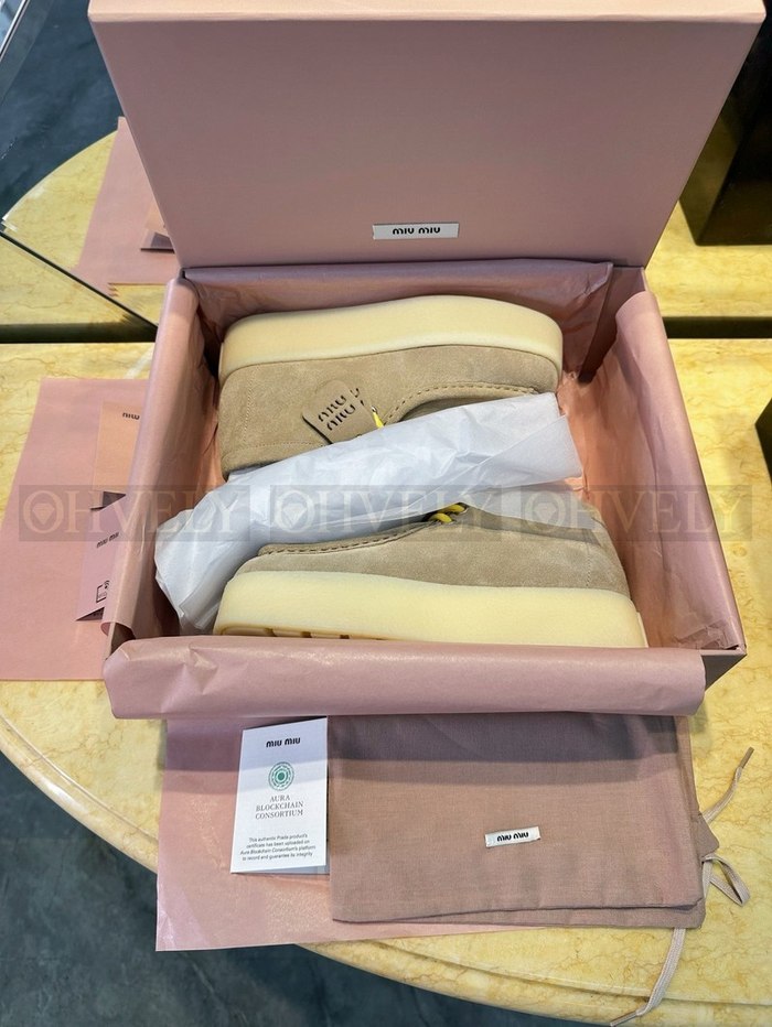 미우미우 스터드 스트랩 모헤어 부츠