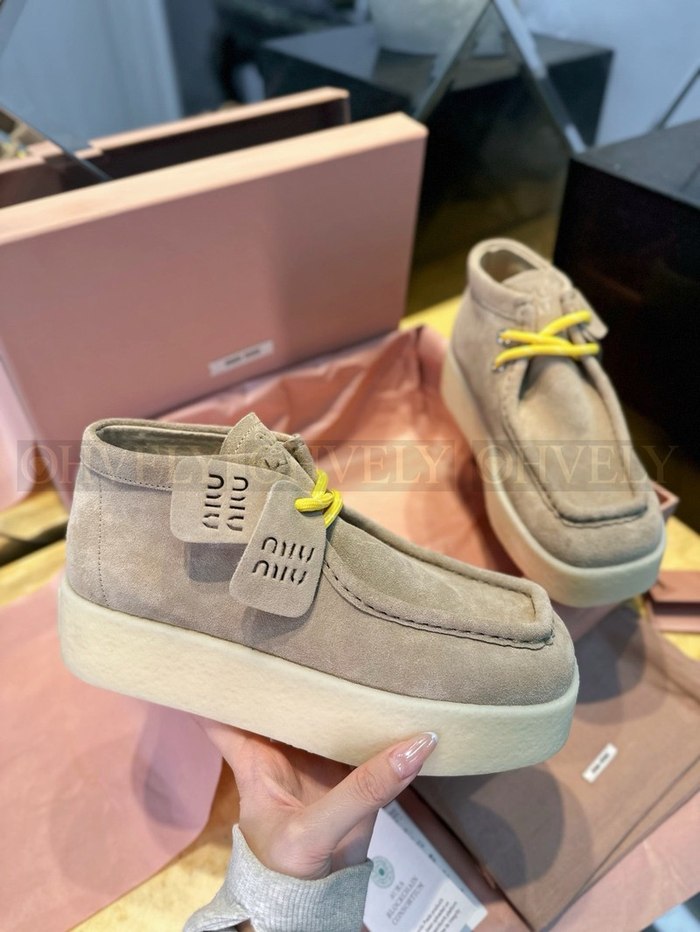 미우미우 스터드 스트랩 모헤어 부츠