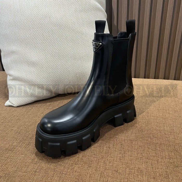 프라다 삼각 로고 앵클 부츠