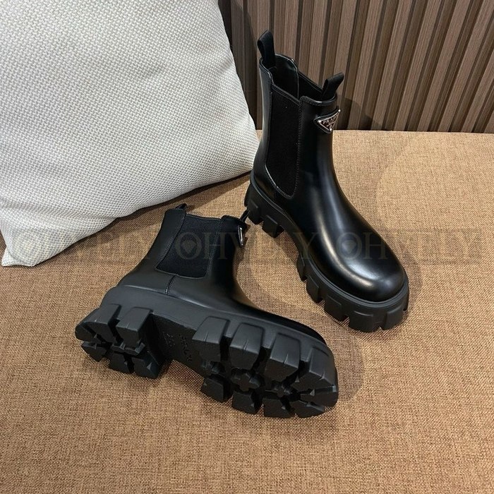 프라다 삼각 로고 앵클 부츠