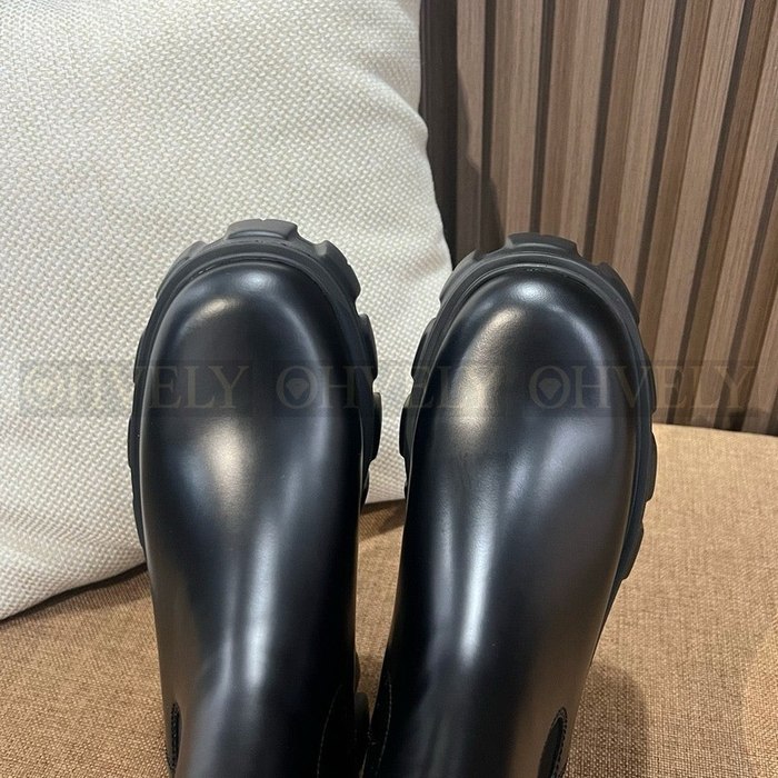 프라다 삼각 로고 앵클 부츠