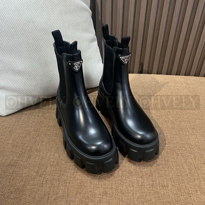 프라다 삼각 로고 앵클 부츠