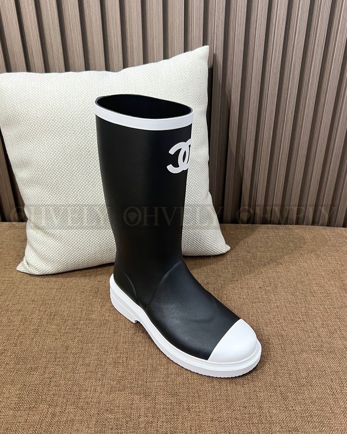 샤넬 CC 로고 블랙 앤 화이트 뉴 러버 레인 부츠