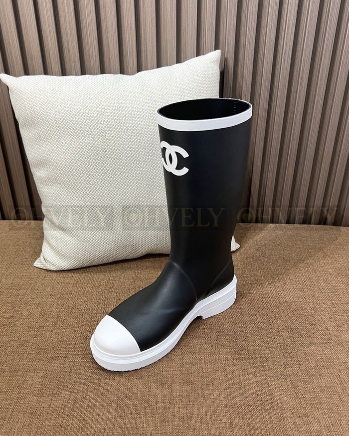 샤넬 CC 로고 블랙 앤 화이트 뉴 러버 레인 부츠