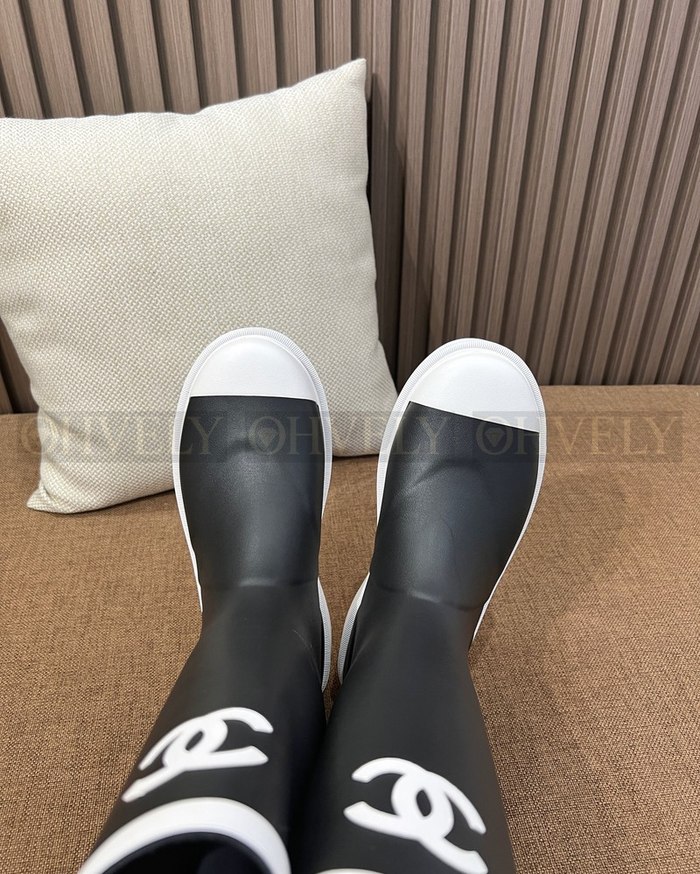샤넬 CC 로고 블랙 앤 화이트 뉴 러버 레인 부츠