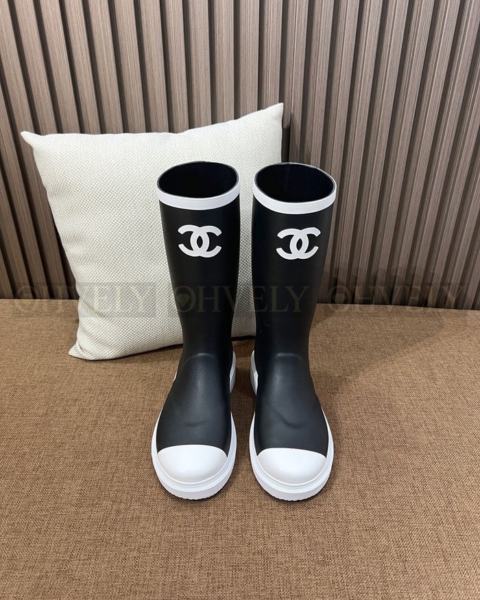 샤넬 CC 로고 블랙 앤 화이트 뉴 러버 레인 부츠