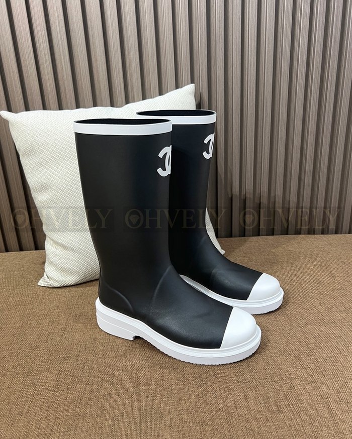 샤넬 CC 로고 블랙 앤 화이트 뉴 러버 레인 부츠