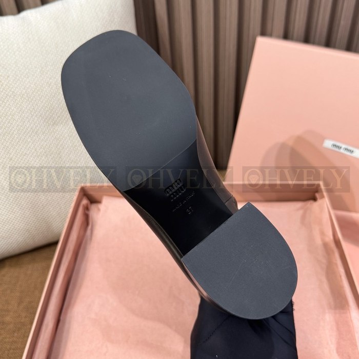 미우미우 퓨메 송아지 가죽 앵클 부츠