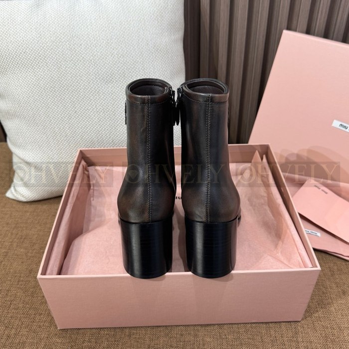 미우미우 퓨메 송아지 가죽 앵클 부츠