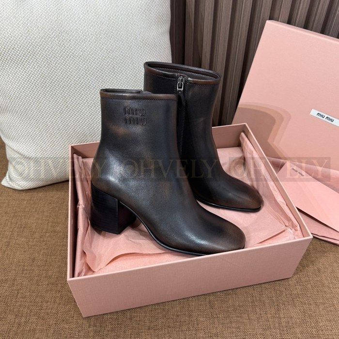 미우미우 퓨메 송아지 가죽 앵클 부츠