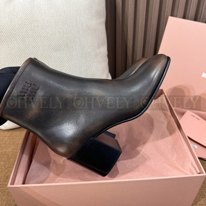 미우미우 퓨메 송아지 가죽 앵클 부츠