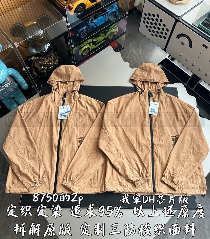 【 ZP 】Burberry 라이트웨이트 베이지 나일론 브렌드 자켓 (매장가 175만원)