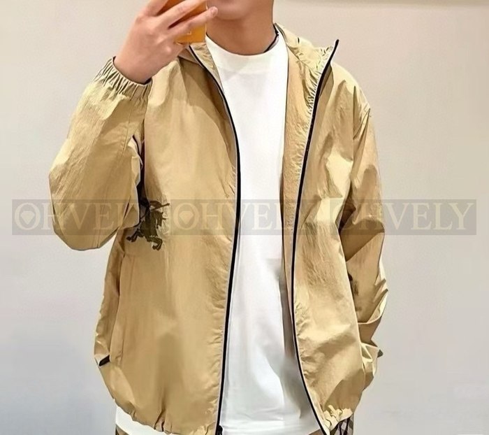 【 ZP 】Burberry 라이트웨이트 베이지 나일론 브렌드 자켓 (매장가 175만원)