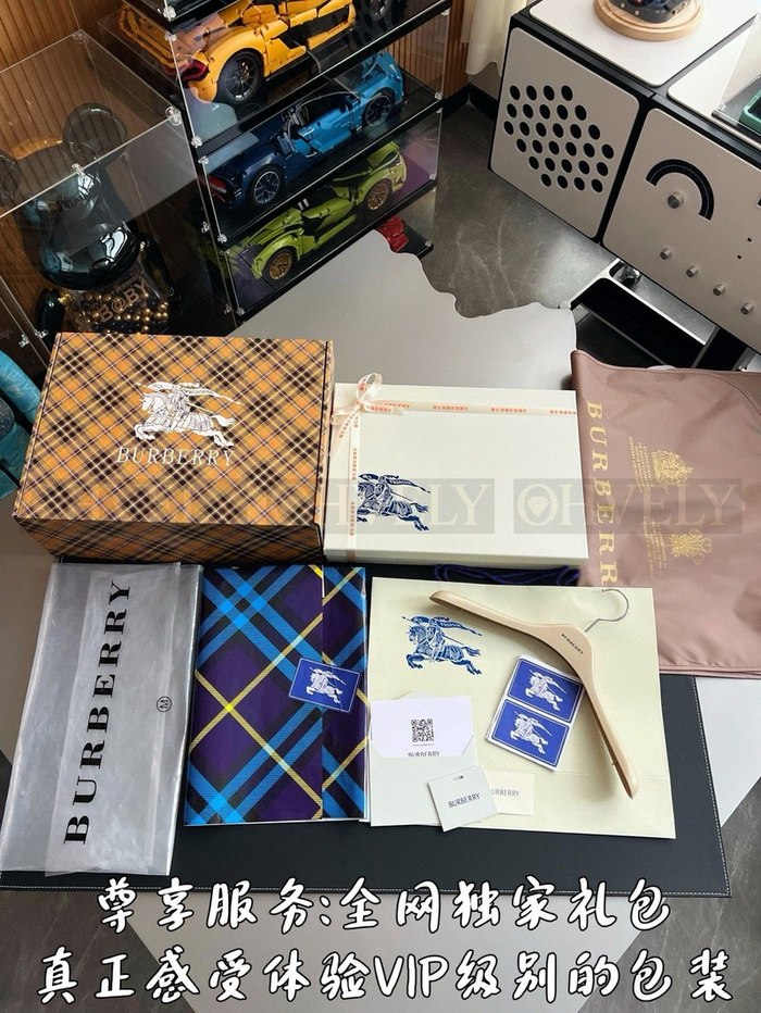 【 ZP 】Burberry 나일론 네이비 후드 자켓 (매장가 175만원)