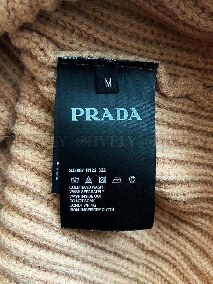 【 ZP 】Prada 가디건 (매장가 402만원)