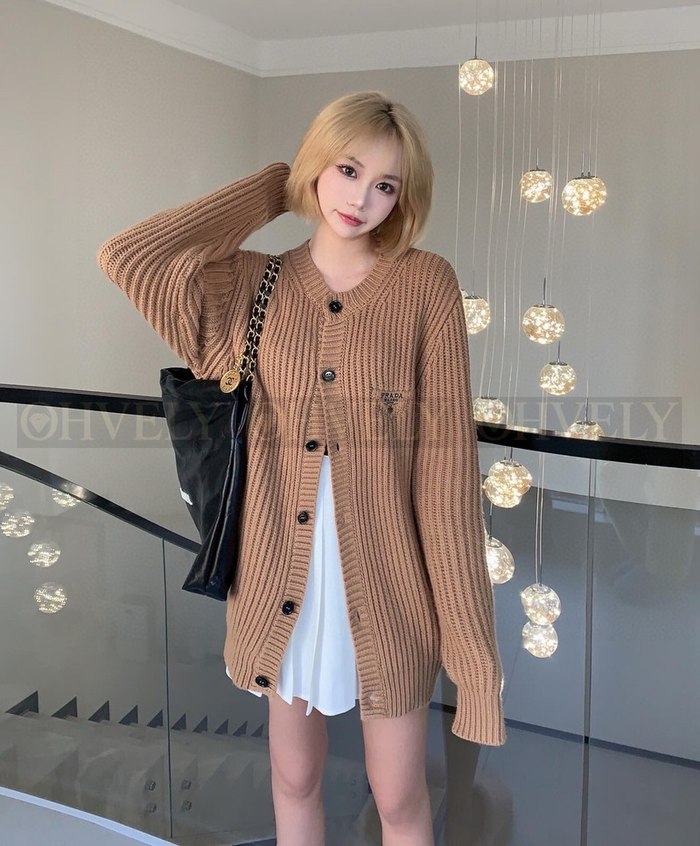 【 ZP 】Prada 가디건 (매장가 402만원)